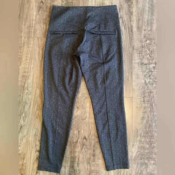 Athleta Delancey textured tight Size M, black with grey design - Picture 2 of 5